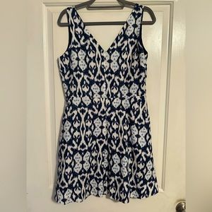 EUC GAP Gorgeous navy and white sleeveless V neck fit and flare dress! Size 8
